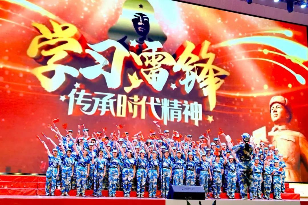 为情所困做傻事,男子跳楼被拽回,现场画面