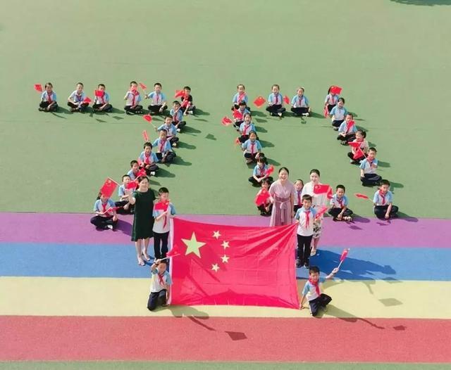 没白给你喂饼！哈登倒地，赵四走过来，随后伸出手：登哥，我拉你起来