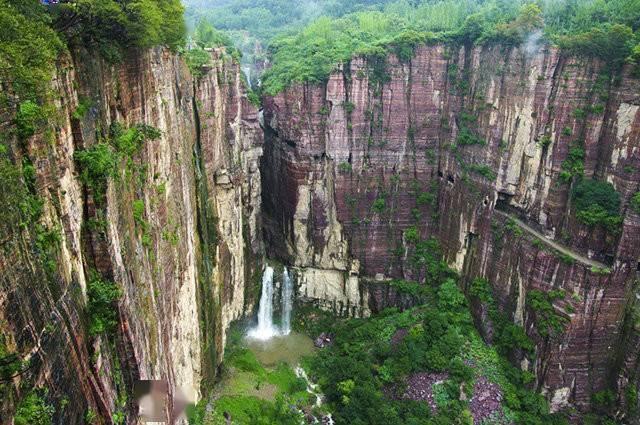 逃离废弃高校