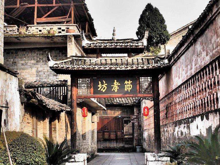 辽宁腰站村：全村都是皇室后裔，男留小辫女穿旗袍，不与外姓通婚